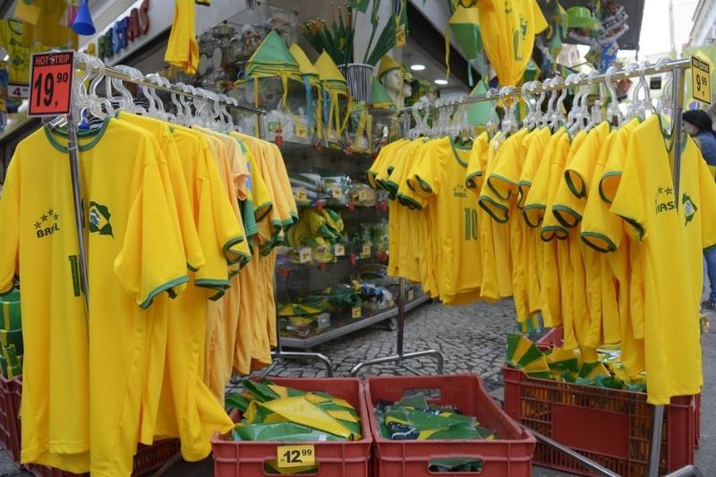 Copa do Mundo impulsiona vendas no varejo e amplia busca por produtos para torcer em casa - consumo copa