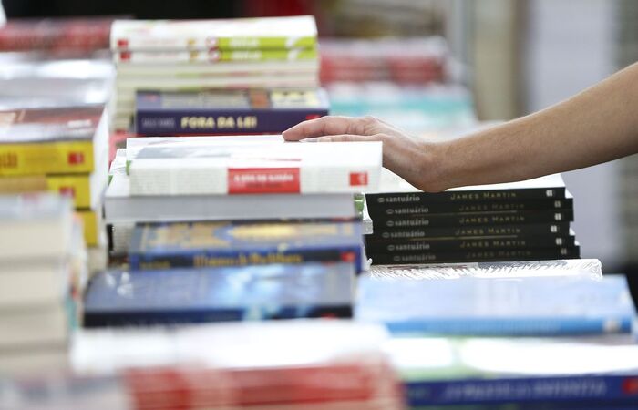 Brasil estaciona em notas de educação no Pisa, mas reduz distância de países ricos, em queda - livro papelaria 1