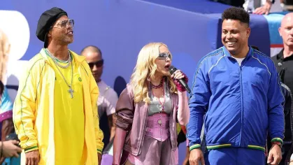 Equipes de Ronaldo e de Ronaldinho detalham os bastidores do show da Copa; saiba tudo - madonna ronaldo ronaldinho 2 e1784492437908 Equipes de Ronaldo e de Ronaldinho detalham os bastidores do show da Copa; saiba tudo - madonna ronaldo ronaldinho 2 e1784492437908