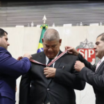 O ex-vereador Milton Leite (União Brasil) recebe, em junho de 2025, o Colar de Honra ao Mérito Legislativo, a maior honraria da Alesp — Foto: Divulgação/Alesp