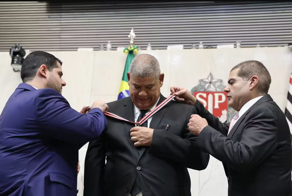 O ex-vereador Milton Leite (União Brasil) recebe, em junho de 2025, o Colar de Honra ao Mérito Legislativo, a maior honraria da Alesp — Foto: Divulgação/Alesp