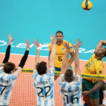 Lucarelli, capitão da seleção masculina de vôlei, em ação contra a Argentina no Maracanãzinho — Foto: Maurício Val/Fotoclic/CBV