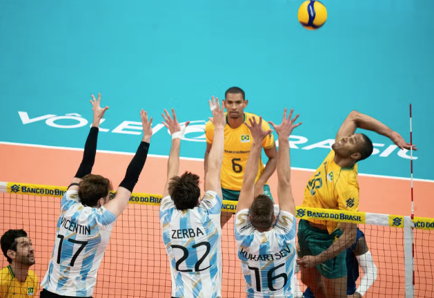 Lucarelli, capitão da seleção masculina de vôlei, em ação contra a Argentina no Maracanãzinho — Foto: Maurício Val/Fotoclic/CBV
