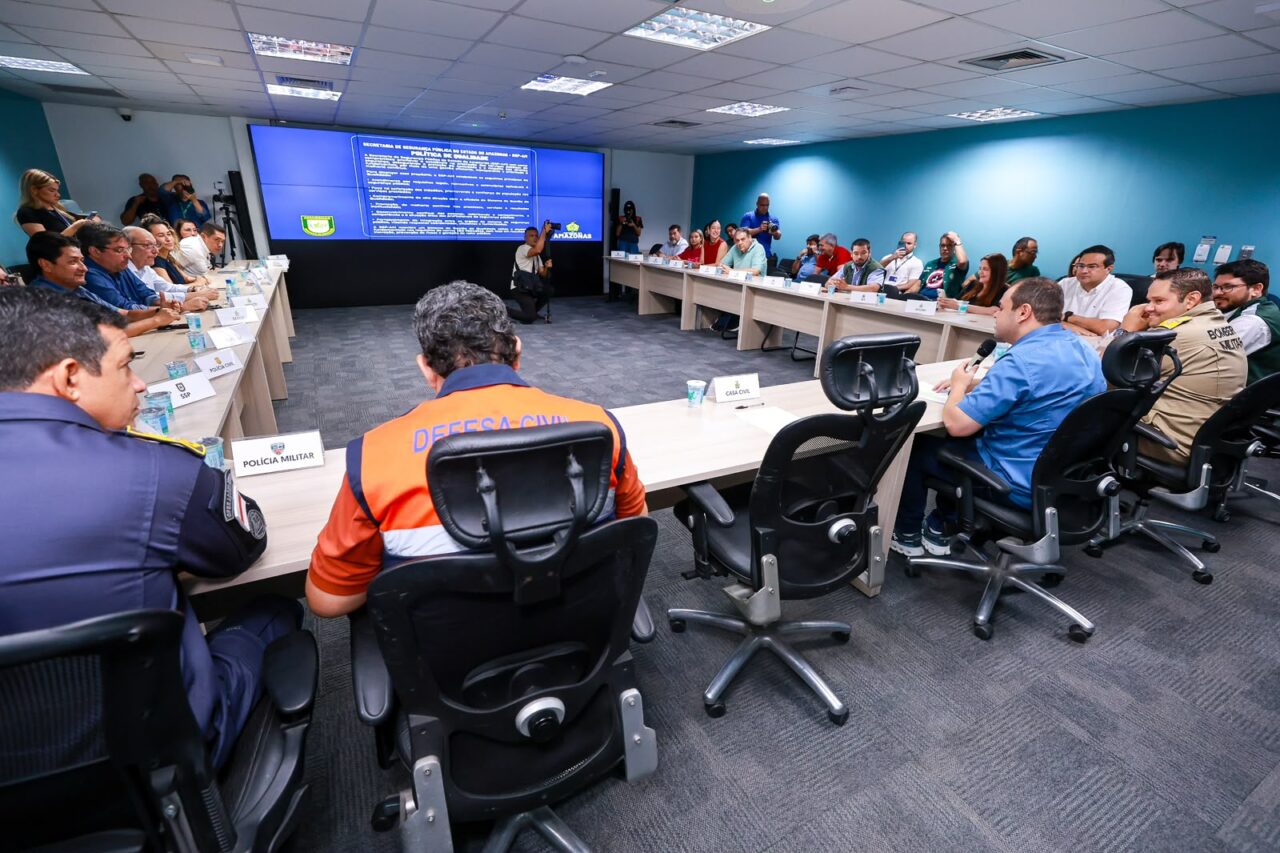 Governador Roberto Cidade reforça atuação estadual no combate às queimadas no Amazonas - gov combate1 Governador Roberto Cidade reforça atuação estadual no combate às queimadas no Amazonas - gov combate1