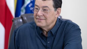 Braga projeta maior peso do MDB nas negociações entre governo Lula e Congresso e defende investimentos para o AmazonasLíder do MDB no Senado avalia que novo equilíbrio de forças em Brasília exigirá diálogo e destaca parceria com Lula e Omar para garantir obras, empregos e melhorias nos serviços públicos do Amazonas.O senador Eduardo Braga (MDB-AM) afirmou, nesta segunda-feira (26), que a reeleição do presidente Luiz Inácio Lula da Silva (PT) e a nova composição do Congresso Nacional abrem espaço para uma atuação mais relevante do MDB na articulação política do país. Líder do partido no Senado Federal, Braga avalia que o equilíbrio de forças entre o Executivo e o Legislativo exigirá maior capacidade de negociação e diálogo entre diferentes correntes políticas para a construção de acordos e a aprovação de projetos de interesse nacional.Em entrevistas concedidas à imprensa após o segundo turno das eleições, o senador analisou o cenário político que se desenha para os próximos quatro anos. Com Lula reconduzido à Presidência da República e o PL conquistando a maior bancada no Congresso, Braga considera que partidos capazes de dialogar com diferentes forças políticas terão um papel importante na construção de entendimentos.“Nós somos aliados do presidente Lula, nós somos da base do presidente Lula, mas nós não somos do PT. E nós teremos um papel agora revigorado com o desenho geopolítico que o povo brasileiro fez”, afirmou.Para Braga, o resultado das urnas estabeleceu um equilíbrio que exigirá responsabilidade política tanto do governo quanto dos parlamentares.“O povo foi muito sábio quando não deu o poder absoluto para nenhum dos lados”, declarou.O senador explicou que a nova configuração política exigirá experiência, estratégia e capacidade de articulação para construir consensos entre o governo federal e um Congresso com forte representação de partidos de direita.“A partir daí, o papel da articulação política passará a ser relevante, porque nós teremos que estabelecer um diálogo entre o governo e o Congresso”, afirmou.Novo cenário político e o papel do MDBNa avaliação de Braga, a posição do MDB, que integra a base do presidente Lula, mas mantém identidade política própria, poderá contribuir para a construção de acordos em torno das principais pautas nacionais.O senador defendeu que a negociação entre diferentes partidos será fundamental para assegurar a governabilidade e permitir que propostas importantes para o desenvolvimento econômico e social do país sejam debatidas e aprovadas.Para ele, a capacidade de construir entendimentos ganha ainda mais importância em um Congresso marcado pela diversidade de posições políticas.Braga também ressaltou que o momento exige superar a intolerância e restabelecer o respeito entre pessoas e grupos com opiniões divergentes.“Nós respeitamos os contrários e sabemos tratar a divergência com respeito. O que queremos é fazer da divergência convergência”, declarou.Parceria com Lula e Omar para garantir investimentos ao AmazonasAo analisar os reflexos desse novo cenário para o Amazonas, Braga afirmou que a reeleição de Lula e a vitória de Omar Aziz (PSD) para o Governo do Estado representam uma oportunidade de fortalecer a articulação entre os governos federal e estadual e a bancada amazonense no Congresso.O senador, também reeleito para o terceiro mandato, destacou que a nova etapa deverá ser marcada pela transformação dos compromissos apresentados durante a campanha em ações concretas para a população.Entre as prioridades, citou a proteção da Zona Franca de Manaus, a continuidade das obras da BR-319 e do Porto da Manaus Moderna, o fim da fila do SISREG, a recuperação das unidades de saúde e a construção de novos hospitais e maternidades.Braga também defendeu investimentos para melhorar a qualidade do ensino nas escolas estaduais, ampliar as oportunidades de formação profissional e fortalecer a segurança pública, com aumento dos efetivos policiais e funcionamento das delegacias durante 24 horas.Na área social, mencionou os programas apresentados por Omar durante a campanha, com atenção especial aos idosos, às pessoas com deficiência e às ações de recuperação de dependentes químicos.“Agora o nosso desafio é transformar o nosso projeto em realidade”, afirmou, ao defender dedicação, planejamento e compromisso com os resultados.Bancada do Amazonas e articulação em BrasíliaBraga também comentou as mudanças na representação política do Amazonas em Brasília, especialmente com a saída de Omar Aziz do Senado para assumir o governo estadual.O parlamentar reconheceu que a mudança representa a perda de um aliado importante na articulação construída ao longo dos últimos anos no Congresso, mas ressaltou que a presença de Omar no Executivo estadual abre novas possibilidades de atuação conjunta.“A bancada perde um coordenador, mas o Amazonas ganha um governador”, resumiu.Segundo Braga, a definição da nova coordenação da bancada amazonense será discutida com os parlamentares que integrarão a representação do estado na próxima legislatura.Ele afirmou que a experiência dos integrantes da bancada e a disposição para o diálogo serão fundamentais para defender projetos e investimentos federais destinados ao Amazonas.Compromisso com os resultadosAo agradecer a confiança dos eleitores amazonenses, Braga afirmou que o período pós-eleitoral deve ser marcado pela responsabilidade de cumprir os compromissos apresentados à população.O senador defendeu uma política baseada no diálogo, na construção de soluções e na entrega de resultados, independentemente das diferenças partidárias.Para Braga, a capacidade de articulação política em Brasília e a parceria com os governos federal e estadual deverão servir aos interesses da população, especialmente na melhoria dos serviços públicos, na geração de empregos e na criação de novas oportunidades econômicas.“O meu partido chama-se Amazonas. O meu compromisso chama-se Amazonas. A minha prioridade chama-se os amazonenses”, afirmou.Com a nova configuração política nacional, Braga considera que o desafio será transformar a capacidade de negociação entre governo e Congresso em decisões que contribuam para o desenvolvimento do país e, ao mesmo tempo, garantam a continuidade dos investimentos e a melhoria da qualidade de vida da população amazonense.