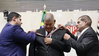 O ex-vereador Milton Leite (União Brasil) recebe, em junho de 2025, o Colar de Honra ao Mérito Legislativo, a maior honraria da Alesp — Foto: Divulgação/Alesp