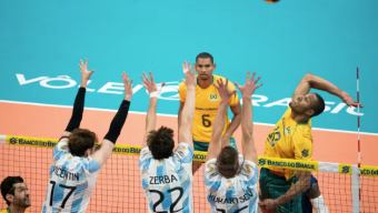 Lucarelli, capitão da seleção masculina de vôlei, em ação contra a Argentina no Maracanãzinho — Foto: Maurício Val/Fotoclic/CBV