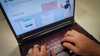 Brasília - 27/06/2023 - O Programa Universidade Para Todos (Prouni) oferta bolsas de estudo, integrais e parciais (50% do valor da mensalidade do curso), em cursos de graduação e sequenciais de formação específica, em instituições de educação superior privadas. As inscrições podem ser feitas pelo celular ou pelo computador. Foto: Juca Varella/Agência Brasil/Agência Brasil
