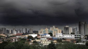 Precipitações previstas pelo Inmet podem reduzir partículas poluentes na atmosfera, mas qualidade do ar segue preocupante e mantém aulas presenciais suspensas na capital e em municípios do Amazonas (Foto; Reprodução Redes Sociais)