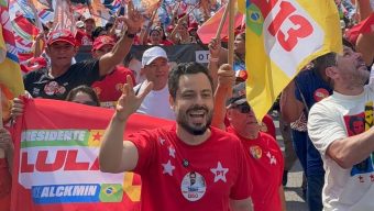 Delegado participa de caminhada, panfletagem e adesivagem durante mobilização política e reúne apoiadores ao longo do percurso