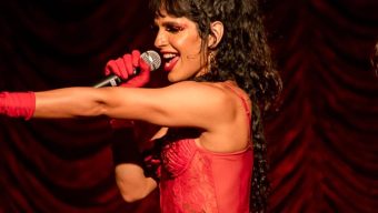Intitulada de Caótica Quimera, a apresentação reúne música autoral, covers, poesia e performance