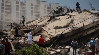 Unicef/ Rosali Herna Pessoas vasculham os escombros de prédios desabados em La Guaira, Venezuela
