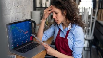 Micro e pequenas empresas concentram 8,6 milhões de CNPJs negativados e R$ 201,4 bilhões em dívidas, em um cenário de crédito restritivo e juros ainda elevados, segundo levantamento da Serasa Experian