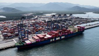 Saldo positivo de US$ 3 bilhões reflete exportações brasileiras de US$ 5,7 bilhões e importações de US$ 2,7 bilhões; corrente de comércio cresceu 13% em relação ao mesmo período de 2025