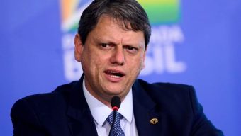 O ministro da Infraestrutura, Tarcísio Gomes, durante o lançamento do programa Voo Simples, no Palácio do Planalto.