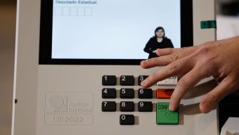 Colinha em papel evita erros e filas. Celular é proibido na cabine